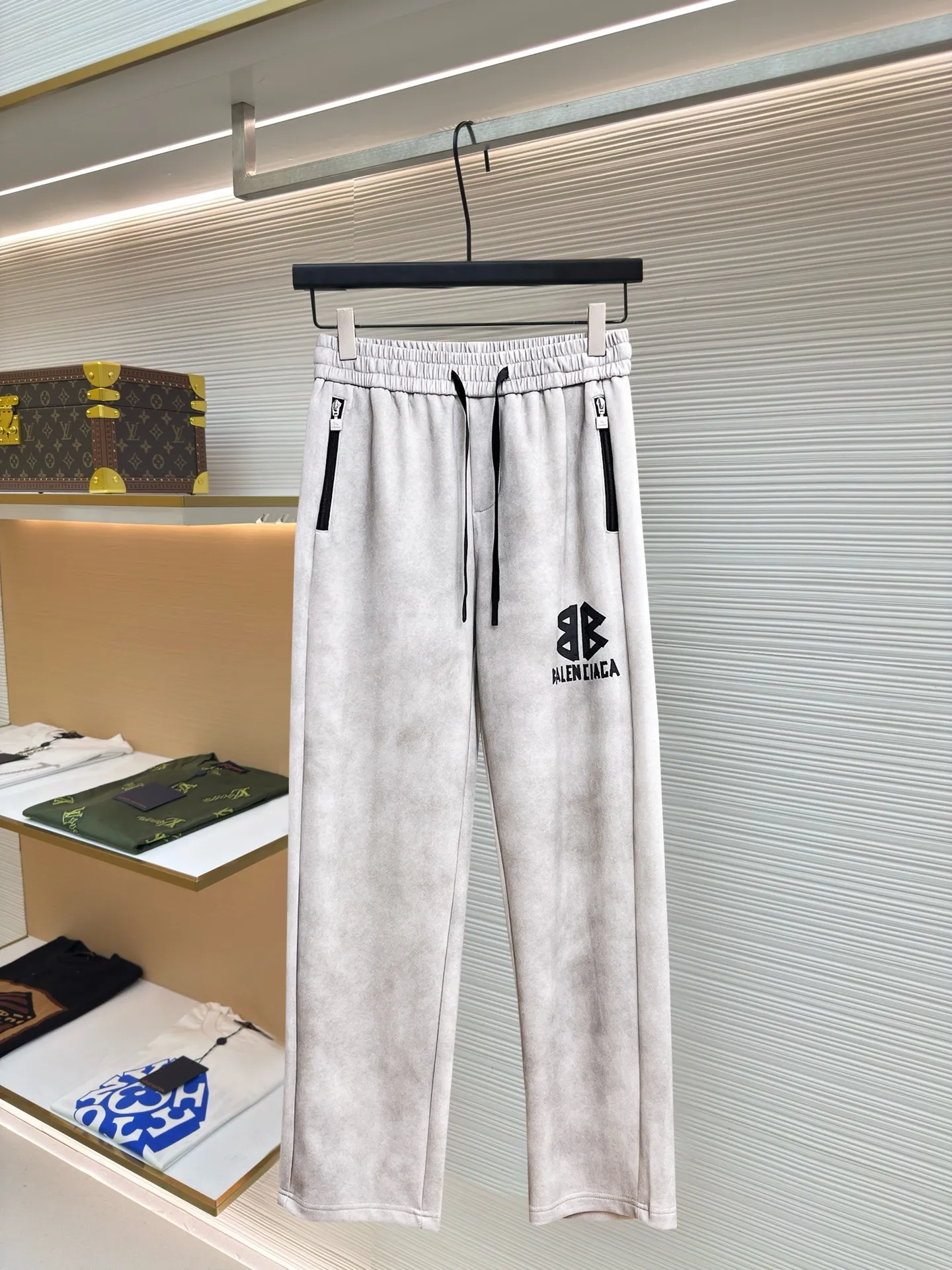 Balenciaga 🆕2026 Autumn and Winter New Arrival Casual Pants! The official website will be released simultaneously. Brand Classic LOGO casual pants, customized fabrics, excellent comfort and strong touch. Highly recognisable, perfect appearance and craftsmanship. Size:M-3XL